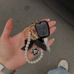 جاسوئیچی و بگ چارم مروارید و پاپیون شنل