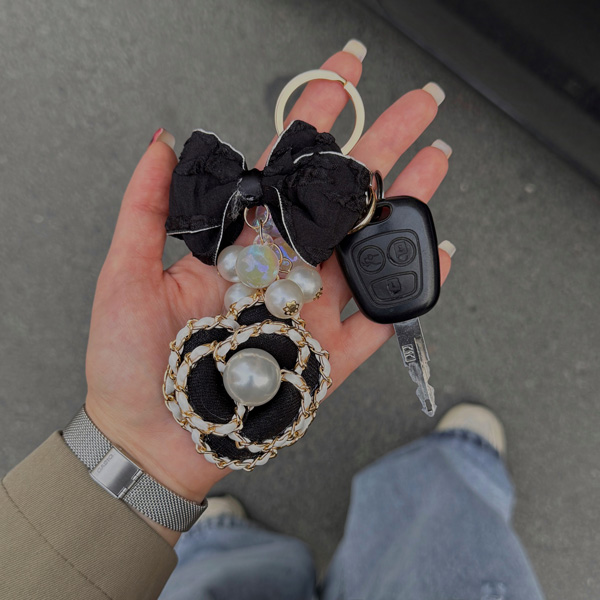 جاسوئیچی و بگ چارم گل و مروارید
