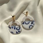 گوشواره پلیمری سبک و تابستانی طرح کاشی سفید و آبی