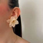 گوشواره فشنی طرح گل زارا رنگ کرم